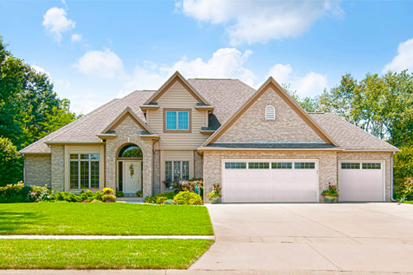 Lechlitner-Door-Raynor-Aspen-Series-Steel-Residential-Garage-Doors-AP200LV-Luxe-View.jpg